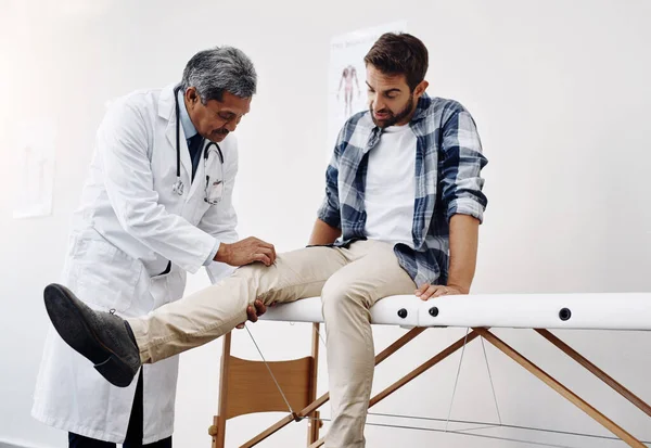 Knee Pain Patient Doctor Clinic Health Care Help Wellness Checkup — Stock Photo, Image
