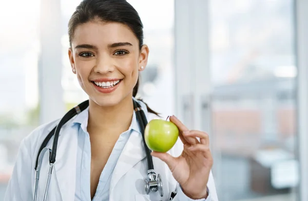 Lekarz Portret Uśmiech Kobiety Jabłkiem Odżywianie Zdrową Dietę Lub Wellness — Zdjęcie stockowe