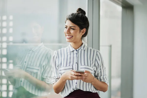 オフィスの窓を目標に笑顔とアイデアでビジネス女性 思考や電話 女性従業員のビジョンと会社のソーシャルメディアと技術に幸せを感じる労働者のモバイル接続 — ストック写真