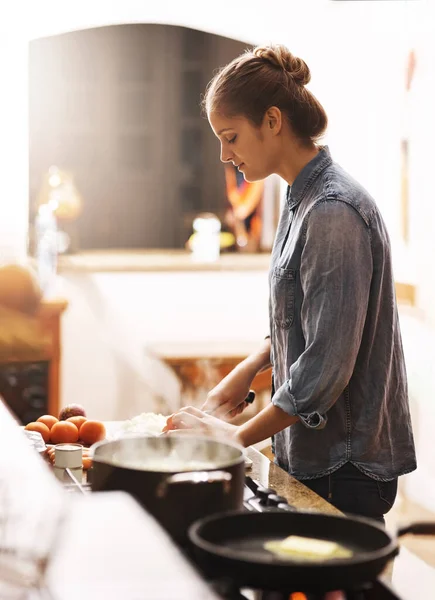 Gotowanie Jedzenie Kobieta Patelnią Kuchni Obiad Kolację Lub Kolację Nowoczesnym — Zdjęcie stockowe