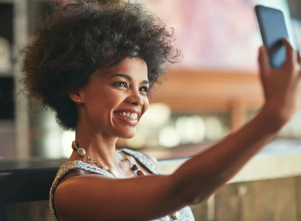 Kafe Yüz Selfie Mutlu Kadın Sosyal Medyaya Internet Mağaza Reklamları — Stok fotoğraf