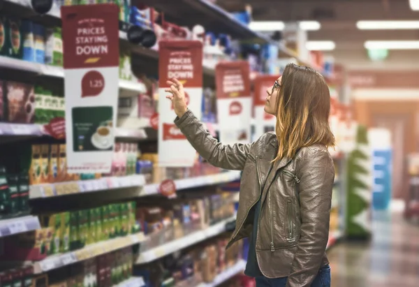 Compras Mujer Tienda Comestibles Pasillo Búsqueda Decisión Producto Estante Cliente —  Fotos de Stock