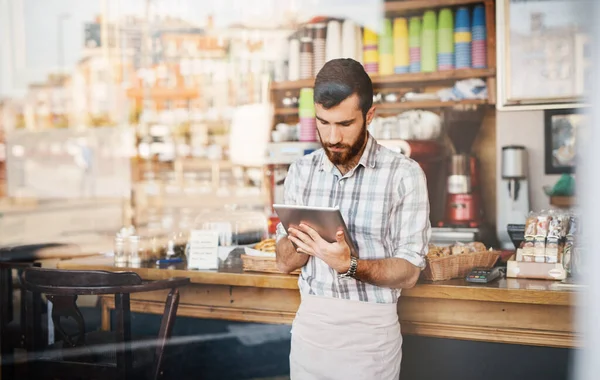 Tablet Business Owner Man Coffee Shop Doing Inventory While Working — Stock Photo, Image