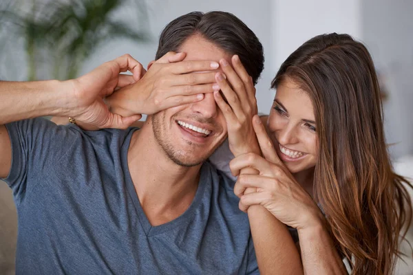 Zakrywające Oczy Para Szczęśliwa Niespodzianka Salonie Lub Kobieta Partnerem Ręce — Zdjęcie stockowe