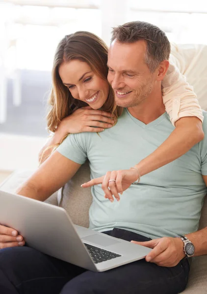 Mutlu Çift Bilgisayar Internet Üzerinden Online Planlama Web Sitesi Uygulamayı — Stok fotoğraf