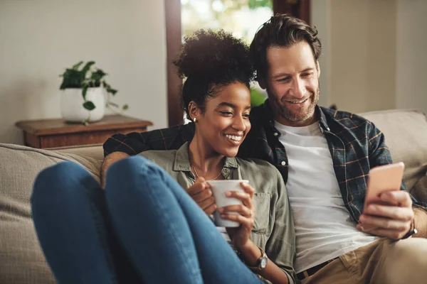 Accueil Détente Couple Interracial Sur Canapé Smartphone Bonheur Avec Connexion — Photo
