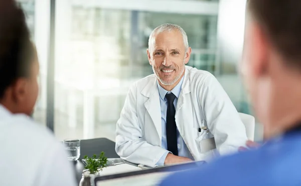 Portre Adam Doktor Takım Olarak Ofiste Toplantı Klinik Işbirliği Tıbbi — Stok fotoğraf