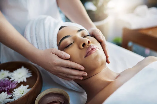 Masaje Mujer Manos Cara Para Cuidado Piel Relajación Tratamiento Spa —  Fotos de Stock