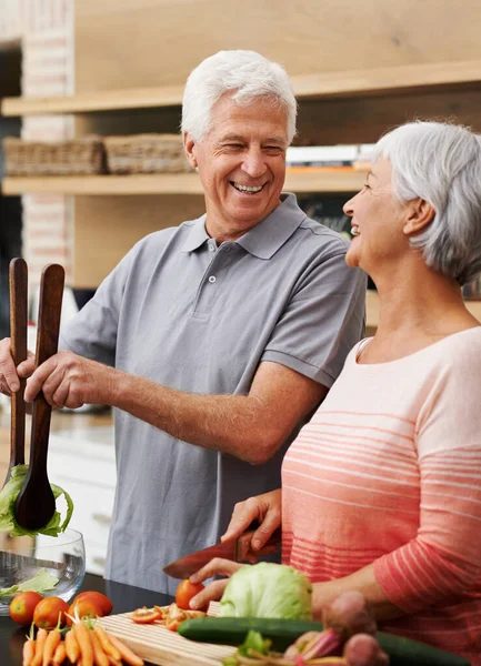 在厨房里和老夫妇一起做饭 健康和欢笑 吃沙拉 爱和营养 微笑着退休吧 与老男人和女人一起在家里切蔬菜当食物 晚餐和菜谱 — 图库照片