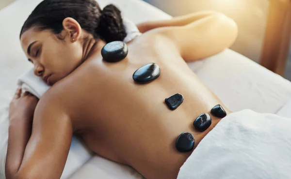 Vrouw Slaap Stenen Massage Spa Voor Huidverzorging Schoonheid Lichaamsbehandeling Bed — Stockfoto