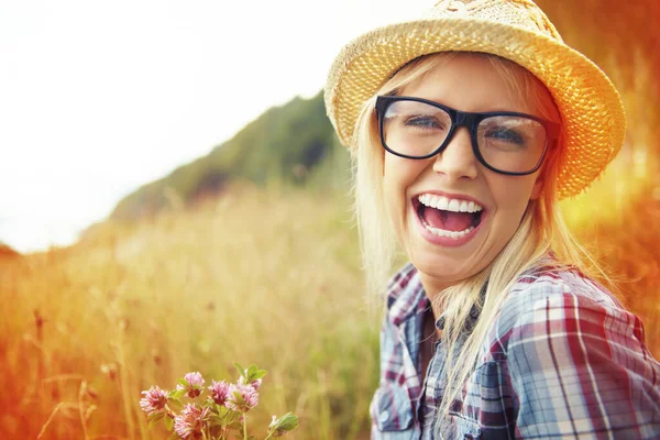 Щасливі Сільська Місцевість Обличчя Жінки Сміються Полі Свободу Здоров Свіже — стокове фото