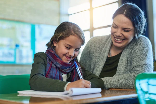 Öğrenci Öğretmen Matematik Sınıfında Kızda Eğitim Yazmada Yardımcı Olmaktan Mutluluk — Stok fotoğraf