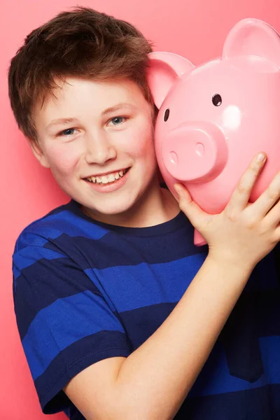 Счастливый Мальчик Портрет Банк Улыбкой Сбережений Денег Монет Розовом Студийном — стоковое фото