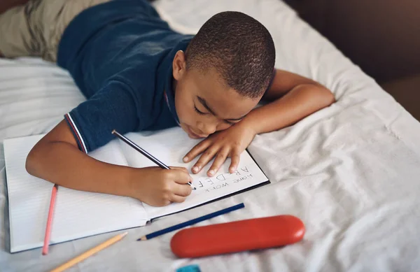 为了提高知识和自律 家庭作业非常重要 一个在家里用铅笔写字的小男孩 — 图库照片
