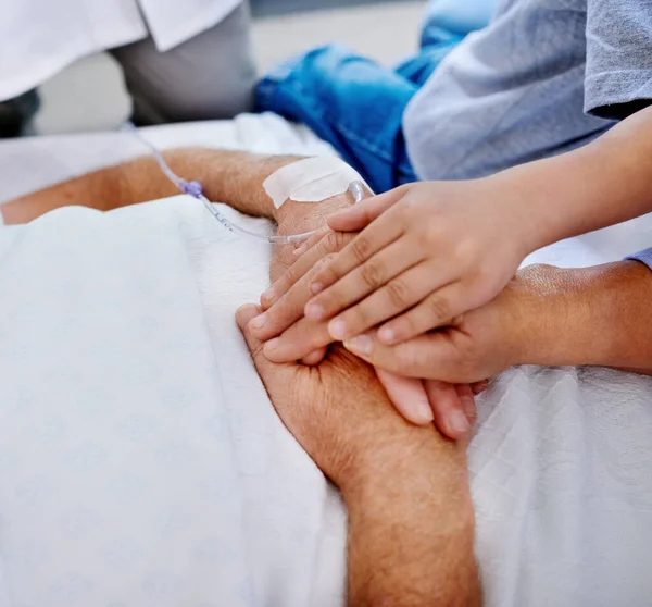 人間のタッチの治癒力 病院のベッドで団結と快適さに一緒に入れて手の閉鎖ショット — ストック写真