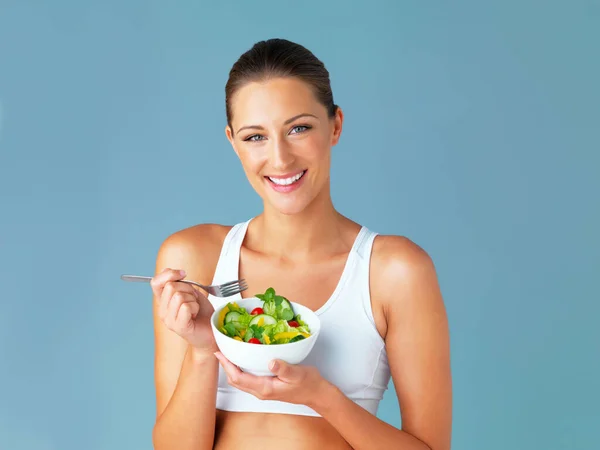 肖像画の女性 笑顔とサラダを食べます 青の背景に隔離された体重減少と食事と健康的な食品 野菜と健康 健康と栄養 スタジオやモックアップスペースの女性モデル — ストック写真