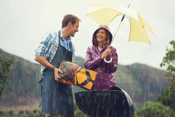 Man Woman Barbecue Rain Umbrella Charcoal Surprise Vacation Love Garden — Stock Photo, Image