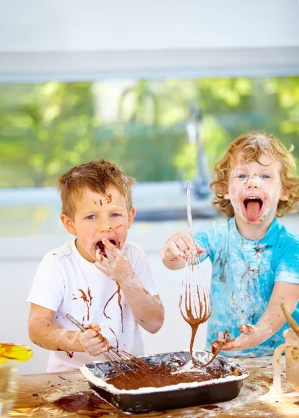 Portret Bakken Kinderen Met Rommelige Vrienden Keuken Samen Plezier Hebben — Stockfoto