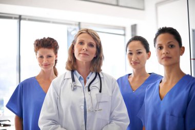 Doktor, hemşireler ve hastane grubunun portresi ya da klinik ekibindeki kadın liderlik ya da sağlık hizmetlerindeki çeşitlilik için cerrahlar. Sağlık, profesyonel ve takım çalışması veya işbirliği ve tıp öğrencisi.