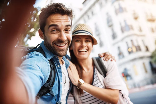 Pareja Turística Feliz Selfie Para Viajar Una Calle Ciudad Con — Foto de Stock