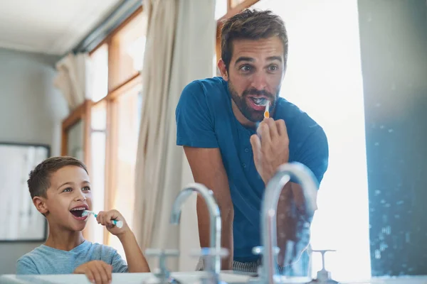 Mutlu Dişlerini Fırçalayan Sabah Banyoları Aynasında Oğluyla Birlikte Olan Bir — Stok fotoğraf