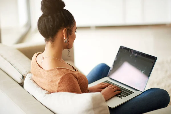 Woman Couch Laptop Typing Blog Freelance Copywriter Working Home Female — Stock Photo, Image