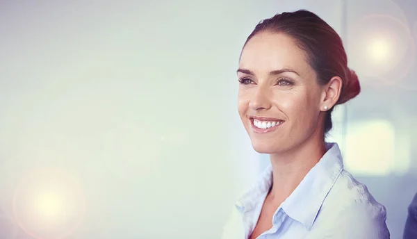 Gwiazda Firmy Przycięte Ujęcie Uśmiechniętej Bizneswoman Biurze — Zdjęcie stockowe