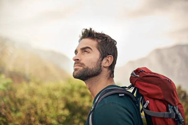 ハイキング リラックスして フィットネス 旅行の旅のために山の上の男と考える バックパック 夏とトレーニングのための自然のパスで男性ハイカートレッキングとワークアウト 自由と探索 — ストック写真