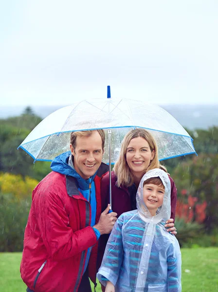 Chuva Livre Uma Família Feliz Com Guarda Chuva Para Retrato — Fotografia de Stock