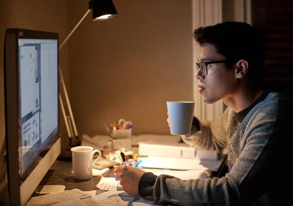 Joven Hombre Estudiante Estudiando Por Noche Una Computadora Escritorio Dormitorio —  Fotos de Stock