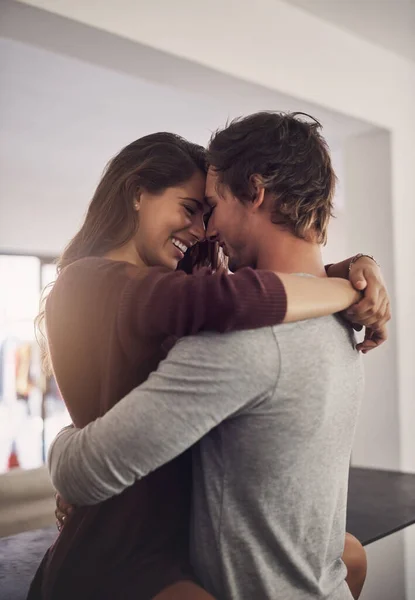 幸福的年轻夫妇 爱和拥抱在公寓里的关怀 高质量的时间和结合在一起的承诺关系 女人和恋人在家里抱着浪漫 带着信任微笑和放松 — 图库照片