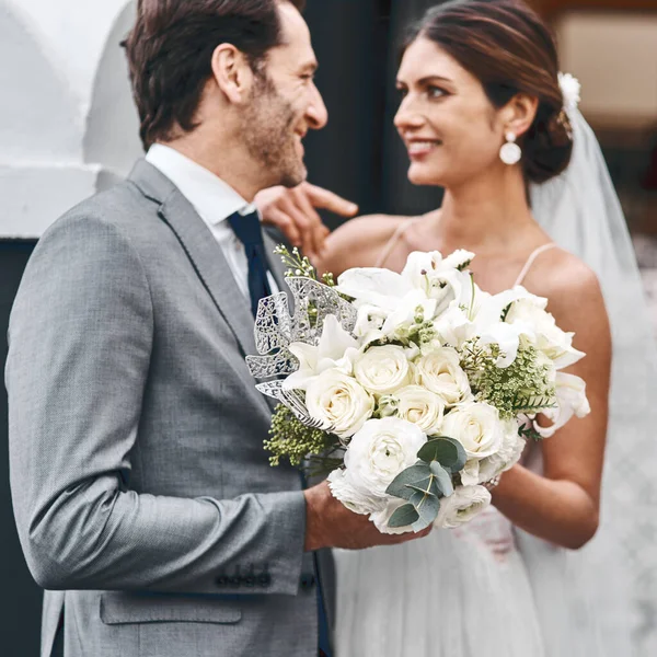 Blumen Hochzeit Und Liebe Mit Einem Ehepaar Das Nach Einer — Stockfoto