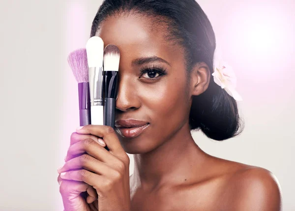 Красота Макияж Кисти Портрет Черной Женщины Косметикой Лице Студии Применением — стоковое фото