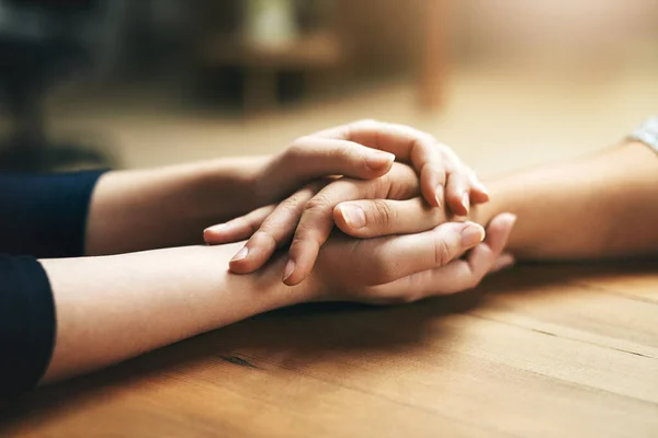 Ținând Mâinile Confortul Sprijinul Prietenilor Îngrijirea Empatia Împreună Masă Batjocura — Fotografie, imagine de stoc