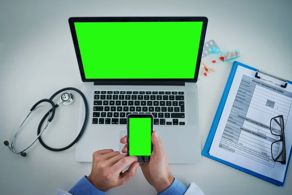 Telefon Zielony Ekran Lekarz Laptopie Opieki Zdrowotnej Planowania Online Badań — Zdjęcie stockowe