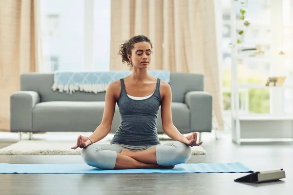 Tableta Meditación Mujer Con Fitness Hogar Entrenamiento Para Bienestar Equilibrio — Foto de Stock