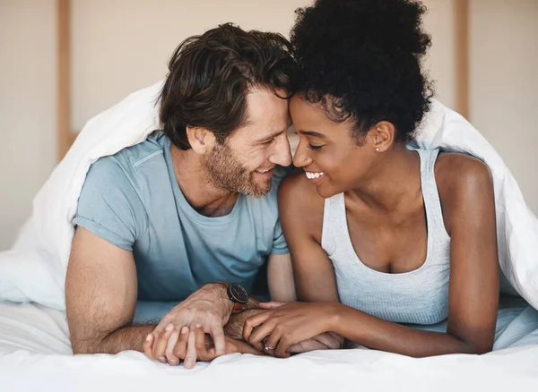 Feliz Casal Interracial Cama Manhã Íntima Relaxar Relacionamento Ligação Casa — Fotografia de Stock