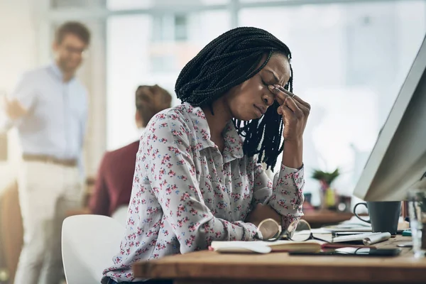 Stres Sprawia Jest Chora Młoda Kobieta Cierpiąca Stres Podczas Korzystania — Zdjęcie stockowe