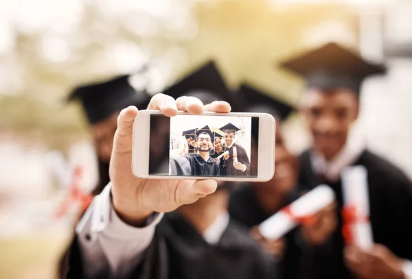 大专院校毕业生 大学生朋友和大学生毕业文凭的电话筛选和自拍 庆祝大学成就 教育成就或毕业记忆的男人和女人的面孔 — 图库照片