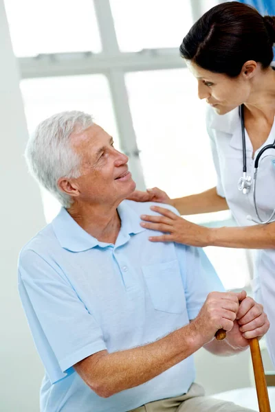 退職者 女性医師 病院で杖を持つ老人 アドバイスやシニアケアクリニックでのサポートに役立ちます 老人ホーム 医療相談と信頼 看護師とベッドの上で障害者 — ストック写真