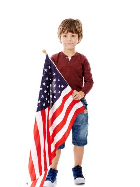 Ülkemi seviyorum. Beyaz arka planda Amerikan bayrağını tutan şirin bir çocuğun stüdyo fotoğrafı.