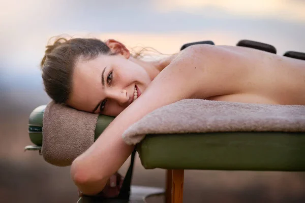 Portrét Relax Masáž Ženou Ležící Lázních Pro Wellness Proceduru Luxusním — Stock fotografie