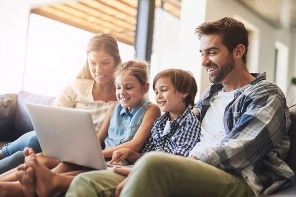 Οικογένεια Laptop Και Παιδιά Χαμόγελο Τους Γονείς Ένα Καναπέ Σαλόνι — Φωτογραφία Αρχείου