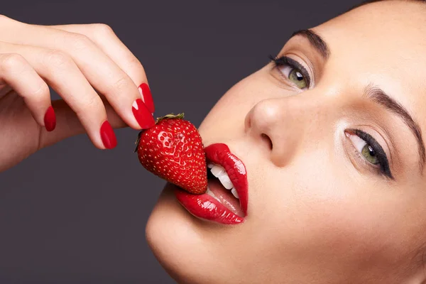 Makijaż Portret Kobieta Truskawką Studiu Czerwonymi Paznokciami Kosmetykami Szminkowymi Zdrowie — Zdjęcie stockowe