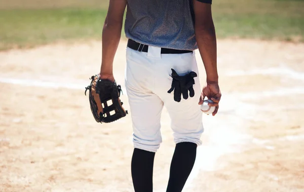 Zná Baseball Jako Hřbet Své Ruky Muž Stojící Hřišti Držící — Stock fotografie