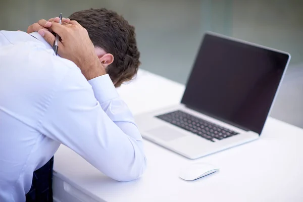 Ulegając Stresowi Młody Biznesmen Wyglądający Zestresowanego Biurze — Zdjęcie stockowe