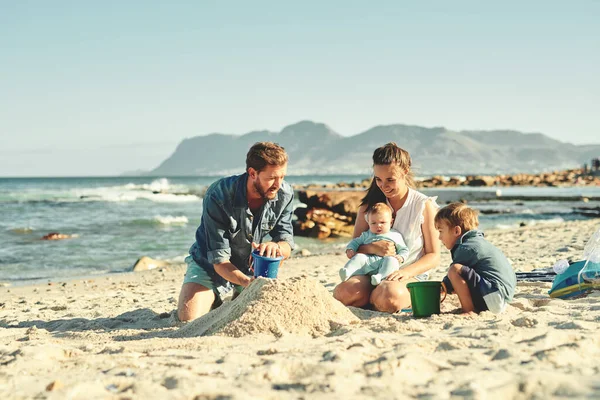 Sandburgenbau Eltern Und Kinder Strand Mit Bindung Liebe Und Unterstützung — Stockfoto