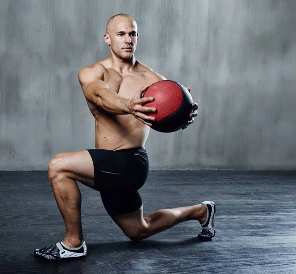 Trainieren Sie Ball Fitness Studio Oder Ernsthaften Mann Beim Fitnesstraining — Stockfoto