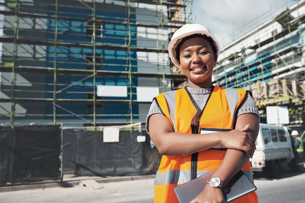 工程师 建筑工地和一个黑人妇女的肖像户外发展和建筑 非洲女承包商对城市的建筑项目 工程和安全检查感到高兴 — 图库照片