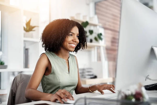 Negocios Computadora Mujer Feliz Oficina Para Investigación Planificación Satisfecho Con —  Fotos de Stock